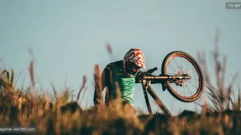 “国安边后卫何宇鹏赛场受伤，工作人员协助撤离，具体伤情尚无确切消息”